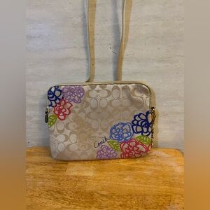 Coach Daisy
Appliqué iPad / Tablet
Crossbody Case
